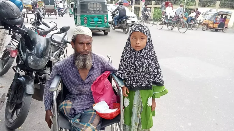 পঙ্গু বাবার চিকিৎসা ও সংসার চালাতে জন্য ভিক্ষা করেন শিশু নুসরাত