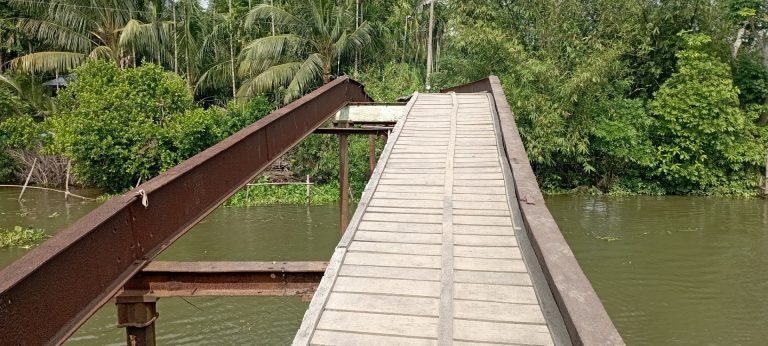 ২৪ বছরেও শেষ হয়নি আয়রন ব্রিজের কাজ, স্থানীয়রা ভোগান্তিতে