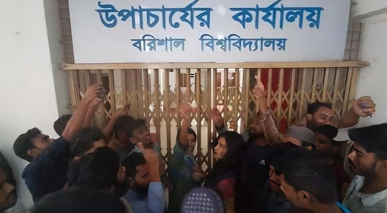 পদত্যাগের দাবিতে উপাচার্য কার্যালয়ে তালা, তীব্র আন্দোলনের হুমকি