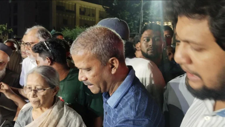 গভীর রাতে আহতদে নিটোরে চার উপদেষ্টা: হাসপাতালে ফিরলেন আহতরা