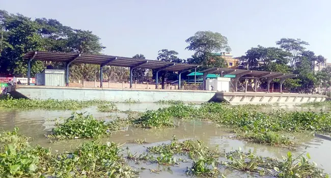 পিরোজপুরের ভান্ডারিয়ায় লঞ্চ চলাচল বন্ধ, যাত্রী সঙ্কটে বিপাকে ব্যবসায়ীরা