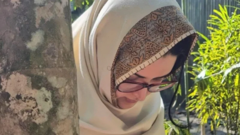 বরিশালে সাবেক স্বামীর কবর জিয়ারত করলেন পরীমণি