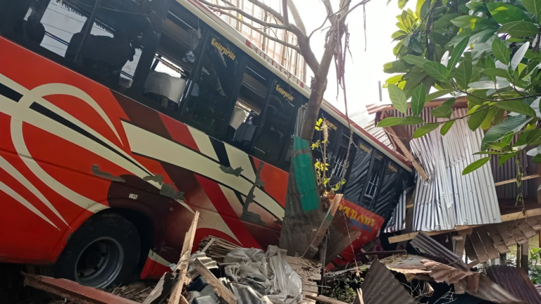 বরিশালে পৃথক সড়ক দুর্ঘটনায় নিহত ২