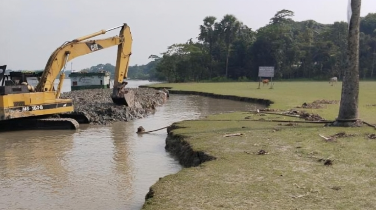 ইটভাটার জন্য মাটি কাটার মহৎসব চলছে ঝালকাঠির বিষখালী ও সুগন্ধা নদীর তীরে
