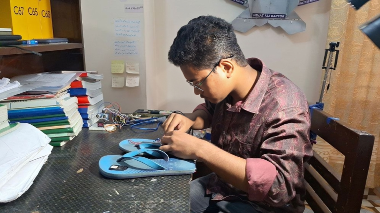 ধর্ষণ বা বিপদ রোধে নবম শ্রেণির শিক্ষার্থীর ‘স্মার্ট জুতা’ আবিষ্কার