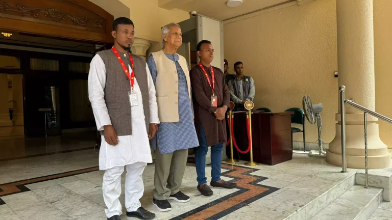 ড. ইউনূসের সঙ্গে শহীদ আবু সাঈদের পরিবারের সাক্ষাৎ