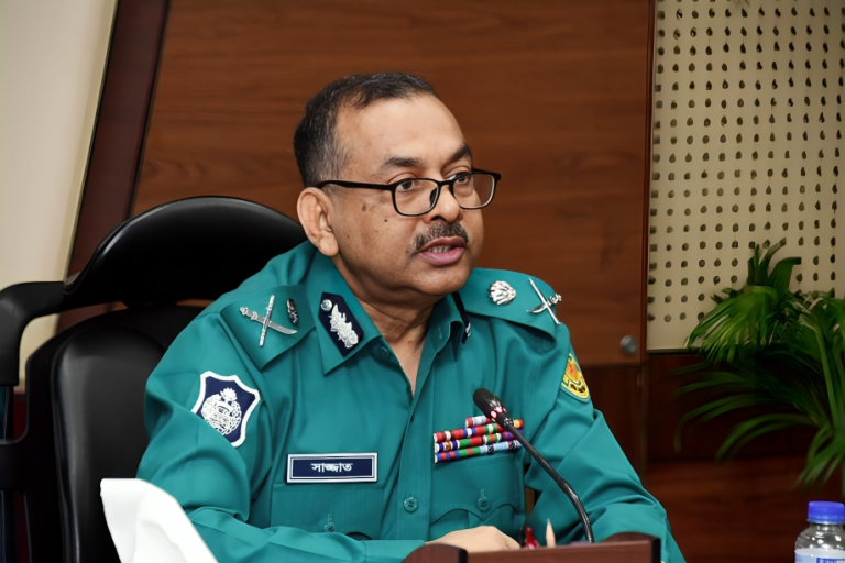 সেবার মাধ্যমে পুলিশ বাহিনীর ভাবমূর্তি উজ্জ্বল করতে হবে : ডিএমপি কমিশনার