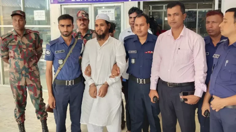 ভারতে পালানোর সময় বেনাপোল ইমিগ্রেশনে আ.লীগ নেতা গ্রেফতার