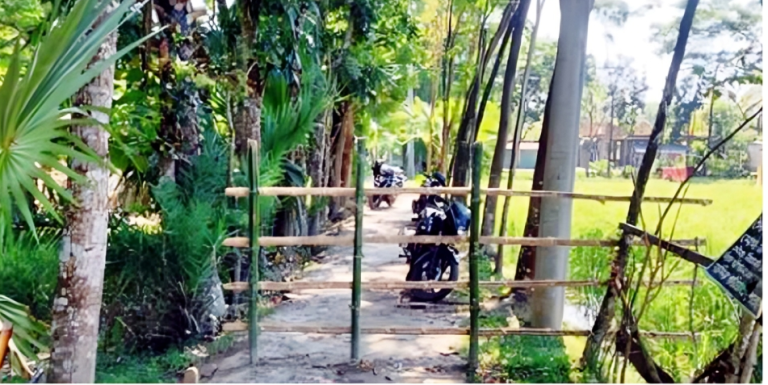 বরিশালে চলাচলের রাস্তায় বাঁশের বেড়া, চাঁদা দাবির অভিযোগ