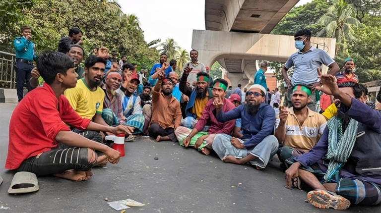 অচল রাজধানী, রাস্তা দখলে নিয়ে ব্যাটারিচালিত রিকশাচালকদের বিক্ষোভ
