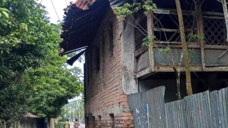 পিরোজপুরে সড়কের উপরে বাড়ি, চলাচলে দুর্ভোগ