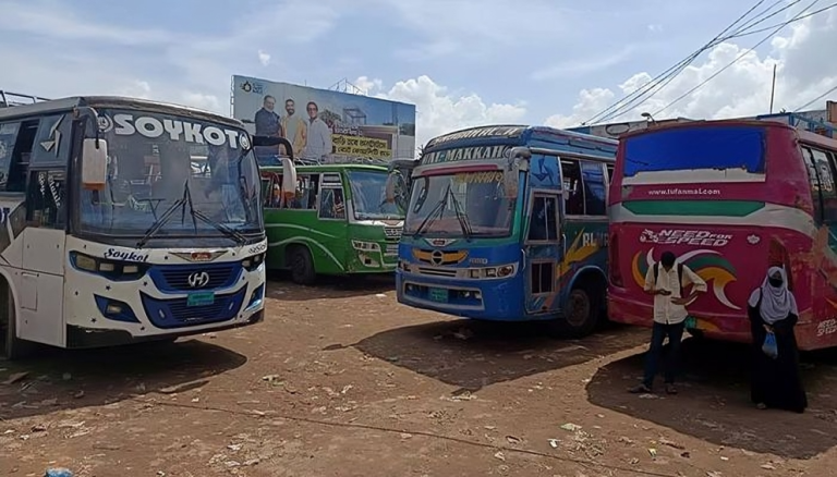 থ্রি হুইলার বন্ধের দাবিতে ঝালকাঠি থেকে ১১ রুটে বাস চলাচল বন্ধ