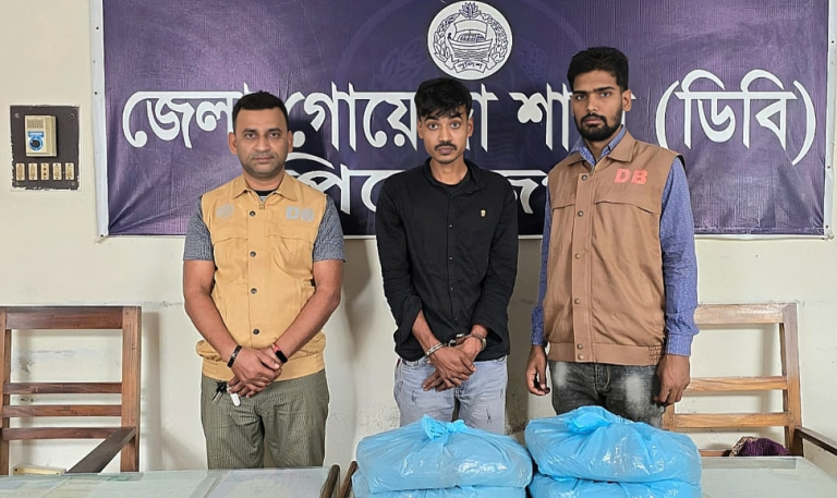 পিরোজপুরে ৪ কেজি গাঁজাসহ মাদক ব্যবসায়ী গ্রেপ্তার