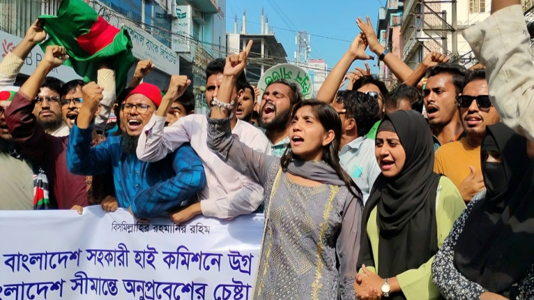 ভারতের আগরতলা সহকারী হাইকমিশনে উগ্রবাদী হিন্দুদের হামলার প্রতিবাদে বরিশালে বিক্ষোভ