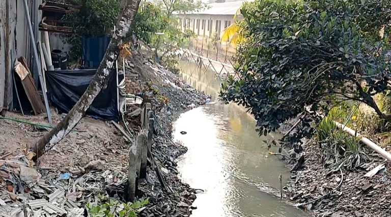 পিরোজপুরে খাল দখলে প্রভাবশালীদের রাজত্ব, কৃষকরা ক্ষতিগ্রস্ত