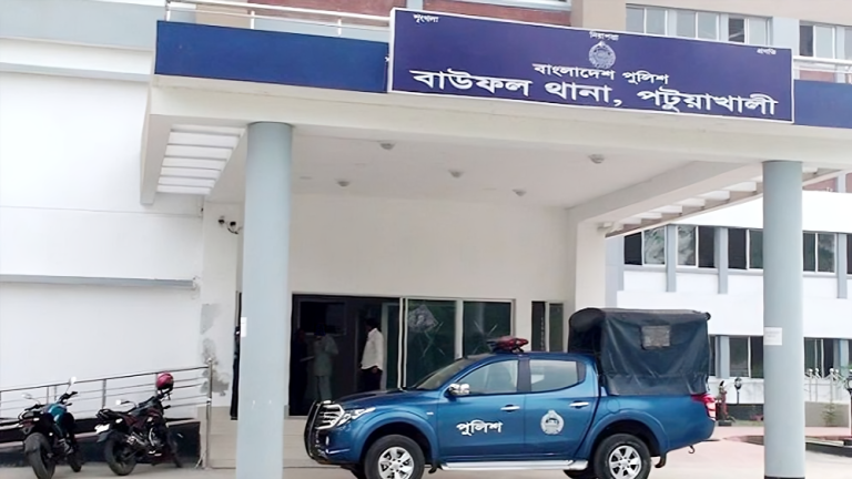 বাউফলে বিরোধপূর্ণ জমির ধান ও মাছ লুট, ফিল্মি স্টাইলে অভিযোগ