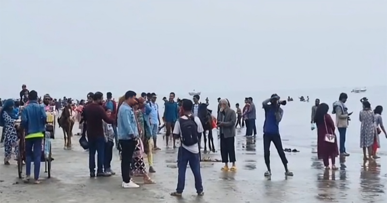 কুয়াকাটায় সরকারি ছুটিতে পর্যটকদের উপচে পড়া ভিড়