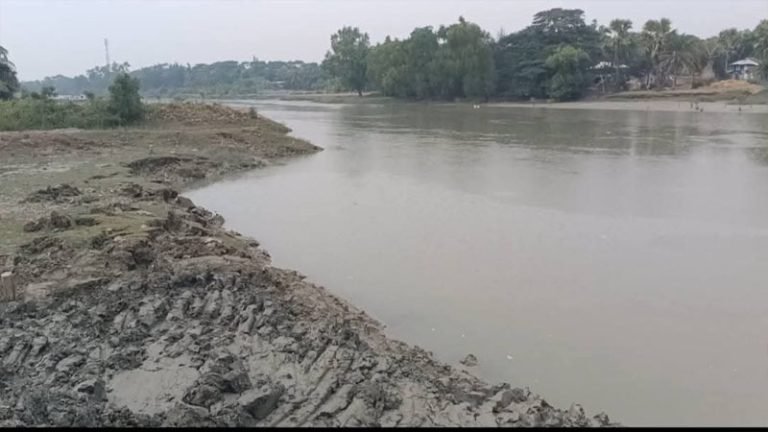 কলাপাড়ায় খাপড়াভাঙ্গা নদীর তীর থেকে মাটি কাটার তাণ্ডব
