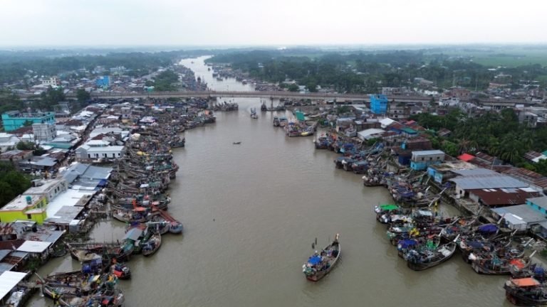 জেলেরা হারাচ্ছে দুর্যোগকালীণ নিরাপদ আশ্রয়