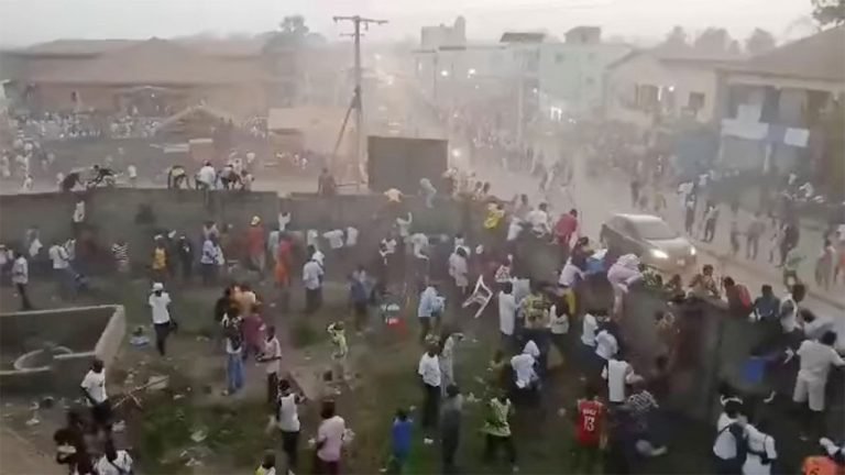 গিনিতে ফুটবল স্টেডিয়ামে সংঘর্ষে নিহত ৫৬