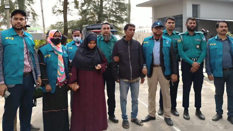 বরিশাল পাসপোর্ট অফিসে দুদকের অভিযানে দুই দালাল আটক