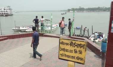 বরিশালে অবৈধ ঘাটে যাত্রী বহন করে ফিটনেস বিহীন অবৈধ স্পিডবোট