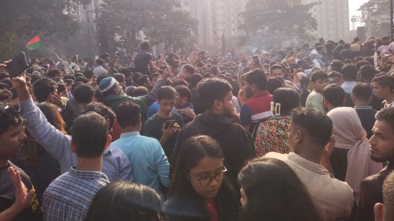 বিএনপির কনসার্টে সাংবাদিকদের মঞ্চ ভেঙে আহত কয়েকজন