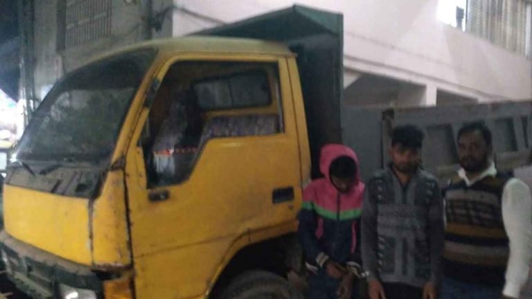 বরিশাল থেকে চুরি হওয়া ট্রাকসহ দুই যুবক গ্রেফতার