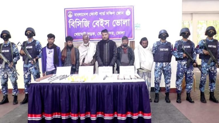 ভোলায় বিপুল পরিমাণ হাতবোমা ও অস্ত্রসহ ৬ সন্ত্রাসী আটক