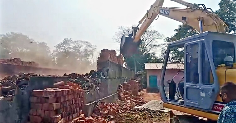 ঝালকাঠিতে অবৈধ ইটভাটা গুঁড়িয়ে দিল ভ্রাম্যমাণ আদালত