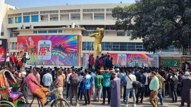 বিপিএল টিকিট পেতে মিরপুরে দর্শকদের বিক্ষোভ, উত্তেজনা ছড়ালো