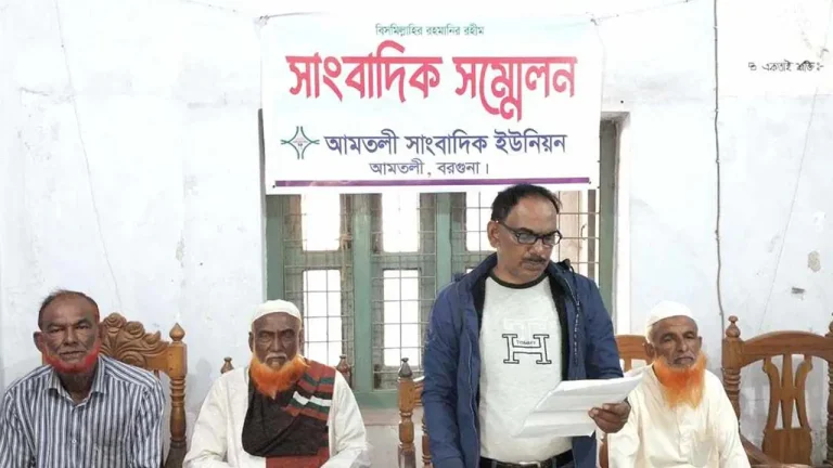 বরগুনায় শিক্ষকের ধান কেটে নিলেন বিএনপি নেতা
