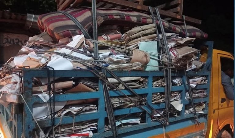 সচিবালয়ের নথি ভেবে বরিশালে দুটি ট্রাক আটকালো জনতা