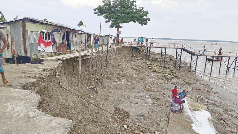পটুয়াখালীর আগুনমুখা নদীতে ভয়াবহ ভাঙন, লঞ্চঘাট ও বসতভিটা বিলীন