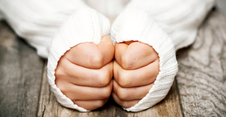 হাত-পা ঠান্ডা থাকার কারণ ও সমাধান