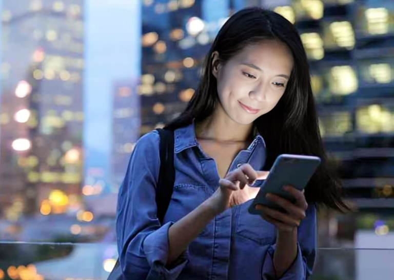 স্মার্টফোনের অতিরিক্ত ব্যবহার: স্বাস্থ্য সমস্যা ও সমাধান