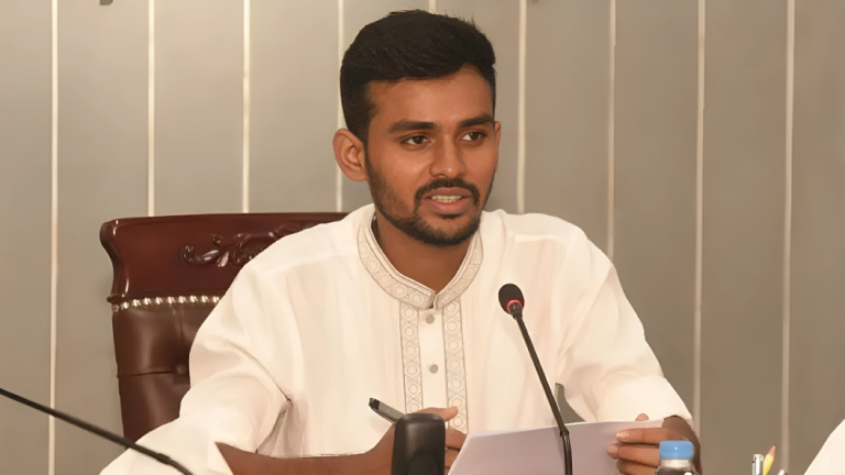 উপদেষ্টাদের রাজনীতি করতে হলে সরকার থেকে বের হয়ে করতে হবে: আসিফ মাহমুদ