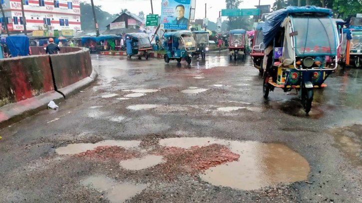 পটুয়াখালীর মহাসড়ক যেন মৃত্যুফাঁদ: বেপরোয়া ইজিবাইক ও রিকশা