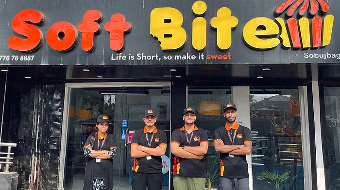 ফেসবুক থেকে শুরু, এখন ১৬ লাখ টাকার কেক বিক্রি!