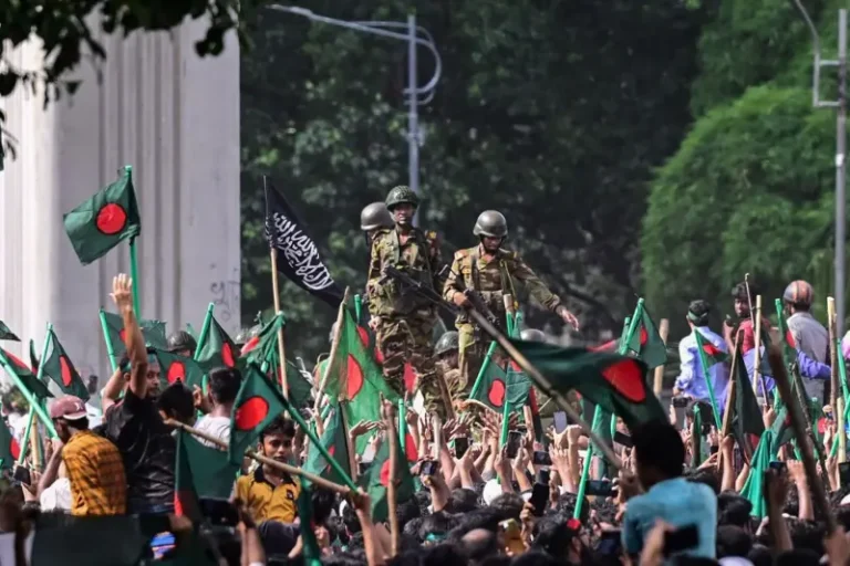 অগাস্টে পালাবদলের সময় দিল্লি ও ঢাকার সেনা নেতৃত্বের ‘যোগাযোগ ছিল’