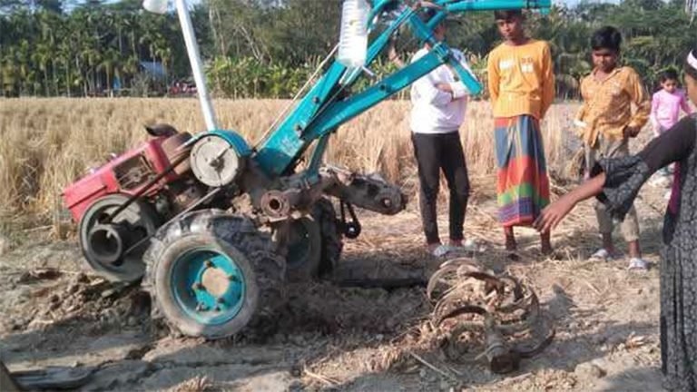পিরোজপুরে ট্রাক্টরের ফালে বিঁধে বাবার সামনেই ছেলের করুণ মৃত্যু