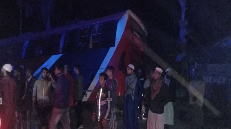 পিরোজপুরে বাসচাপায় ২ জন নিহত, চালক পলাতক