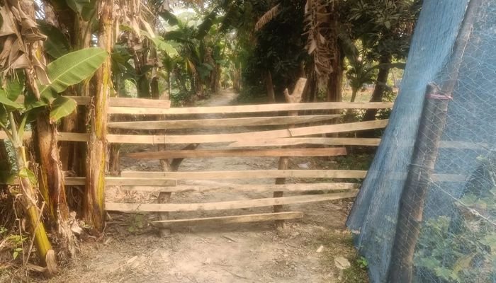 সরকারি রাস্তায় বেড়া, ৩০ পরিবার অবরুদ্ধ