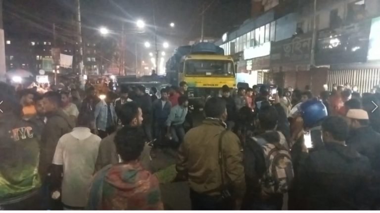 বরিশালে ফার্মেসি বন্ধ: অপরাধীদের গ্রেপ্তার দাবিতে বিক্ষোভ 