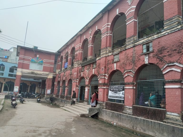বরিশাল সদর হাসপাতালে অব্যবস্থাপনা ও নারী দালাল চক্রের দৌরাত্ম্য