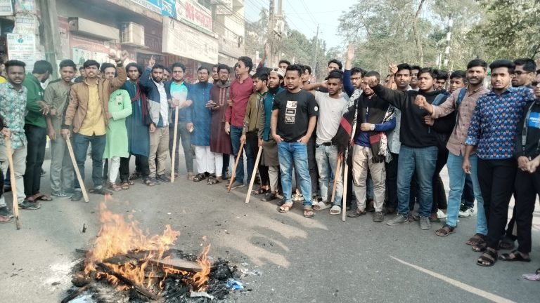 বরিশালে অটোর ধাক্কায় শিশুর মৃত্যু, নিরাপদ সড়কের দাবিতে শিক্ষার্থীদের বিক্ষোভ