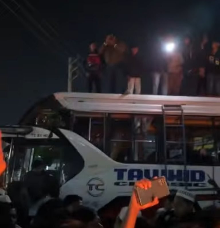 বরিশালে শিক্ষার্থীদের বিক্ষোভে উত্তাল, বাসে আগুন