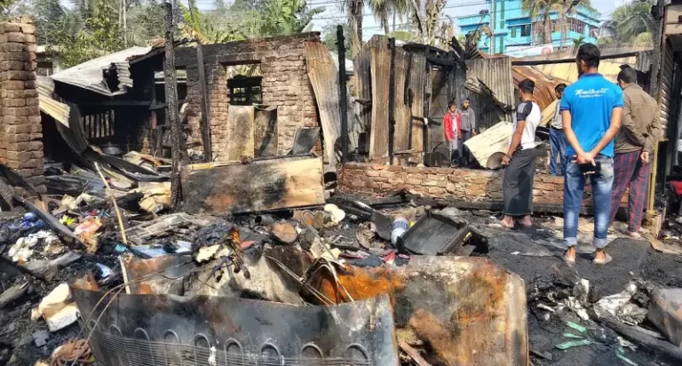 পটুয়াখালীতে গভীর রাতে অগ্নিকাণ্ডে ছয় দোকান পুড়ে ছাই