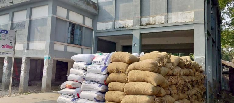 বিদ্যালয়ের নিচ তলায় ব্যবসায়ীদের ধানের গুদাম: পরিবেশে চরম বিঘ্ন