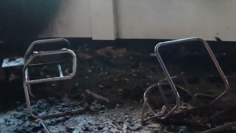 ভোরে আগুন দেওয়া হয়েছে আলিয়ার অস্থায়ী আদালতে, বকশীবাজার সড়ক অবরোধ